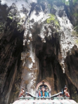 Die Batu Caves sind Kalksteinhöhlen und beherbergen mehrere Hindu-Tempel