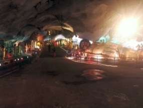 Die Batu Caves sind Kalksteinhöhlen und beherbergen mehrere Hindu-Tempel